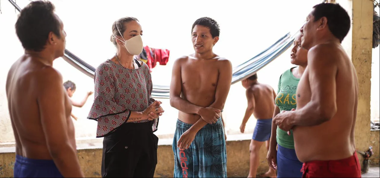 Eliana Lago conversou com moradores do abrigo venezuelano
