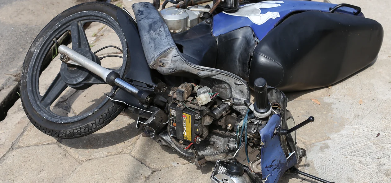Moto ficou destruída