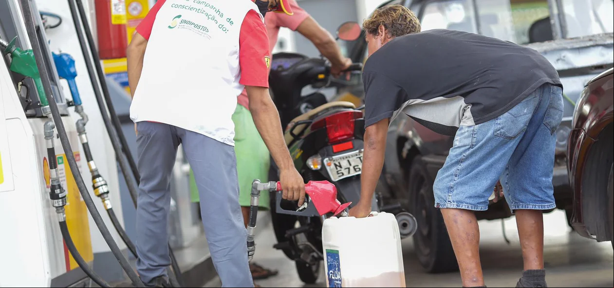 População levou galões para abastecer com gasolina