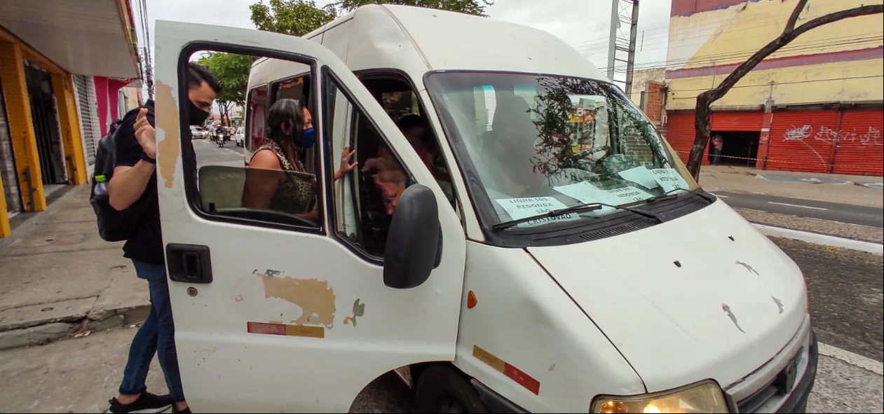 Van é utilizada como alternativa a falta de ônibus em Teresina