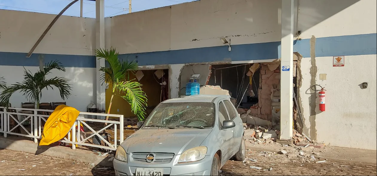Criminosos utilizaram carro para arrebentar porta de estabelecimento