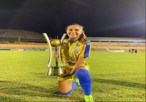 Zagueira Claudia Steffany com a taça do Campeonato Piauiense