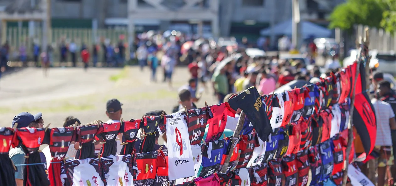 Vendas de camisas no estádio Albertão