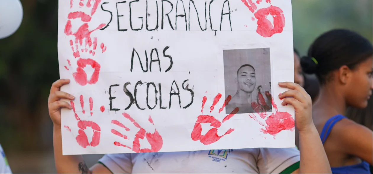 Manifestantes levaram cartazes para o protesto