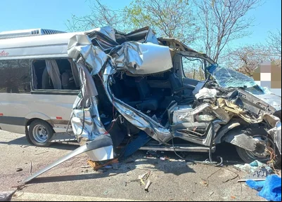 Van ficou totalmente destruída