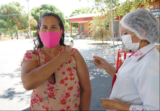Vacinas da gripe e covid bivalente seguem disponíveis nas UBS e postos drive thru