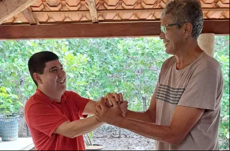Clemilton Queiroz recebendo apoio do vereador Rogério Macedo