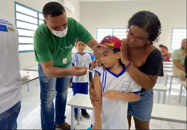 Criança sendo vacinada