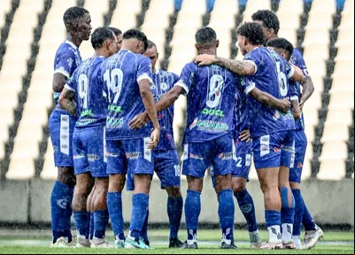 Jogadores do Parnahyba em duelo contra o Sampaio Corrêa pela Série D