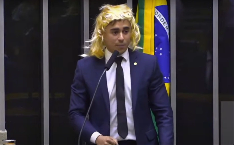 Nikolas Ferreira usou peruca durante discurso no Plenário da Câmara