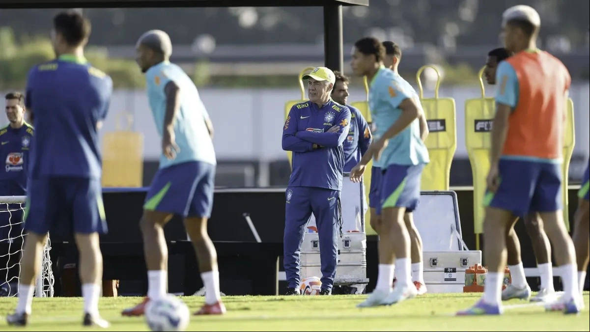 Ancelotti observa o treino da Seleção Brasileira