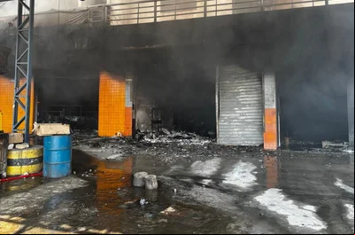 Incêndio de grandes proporções atinge loja de autopeças