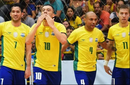 Fernandinho ao lado de jogadores da Seleção Brasileira de Futsal