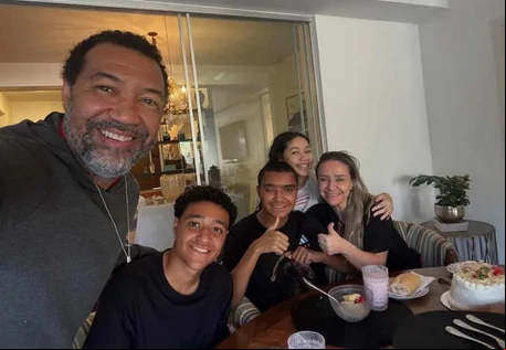 Pai de Pedro Severino divulga primeiras fotos do jogador após alta; confira