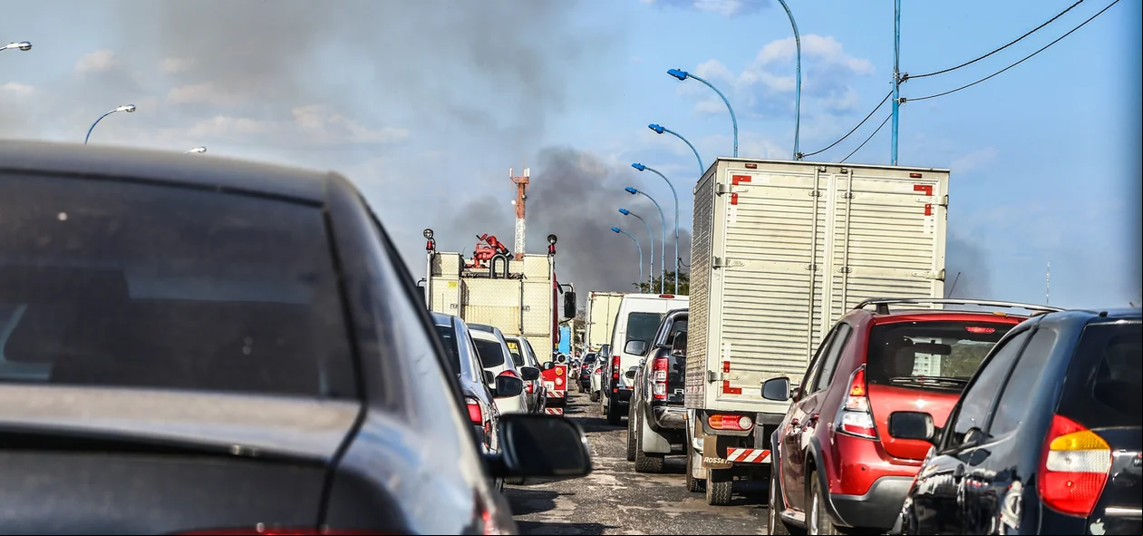 Congestionamento na Ponte Wall Ferraz em Teresina Piauí 