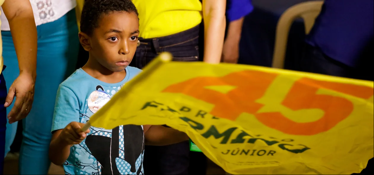 Criança comemora vitória de Firmino