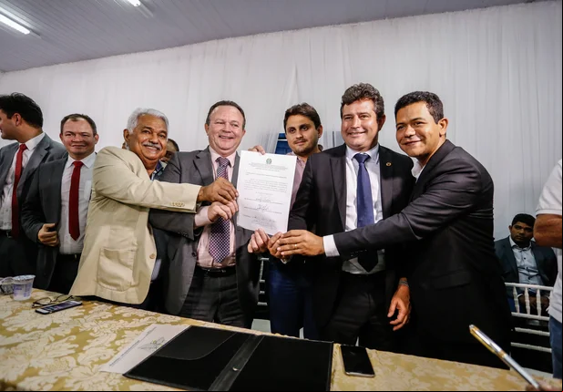 Ministro Maurício Quintella assina ordem de serviço na BR 226