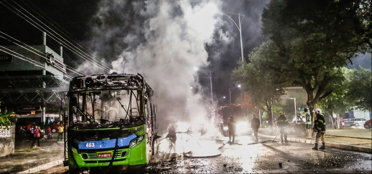 ônibus foi incendiado por manifestantes 