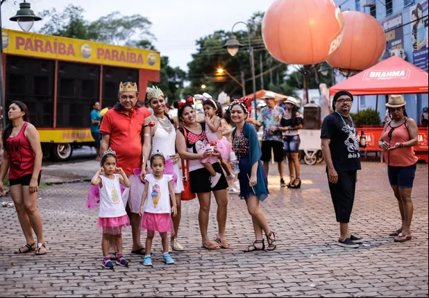 Veja as fantasias dos foliões no bloco Sanatório Geral