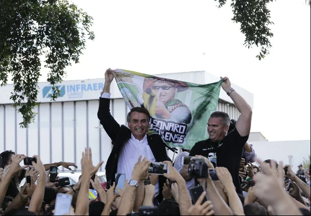 Jair Bolsonaro desembarca no aeroporto de Teresina nesta terça