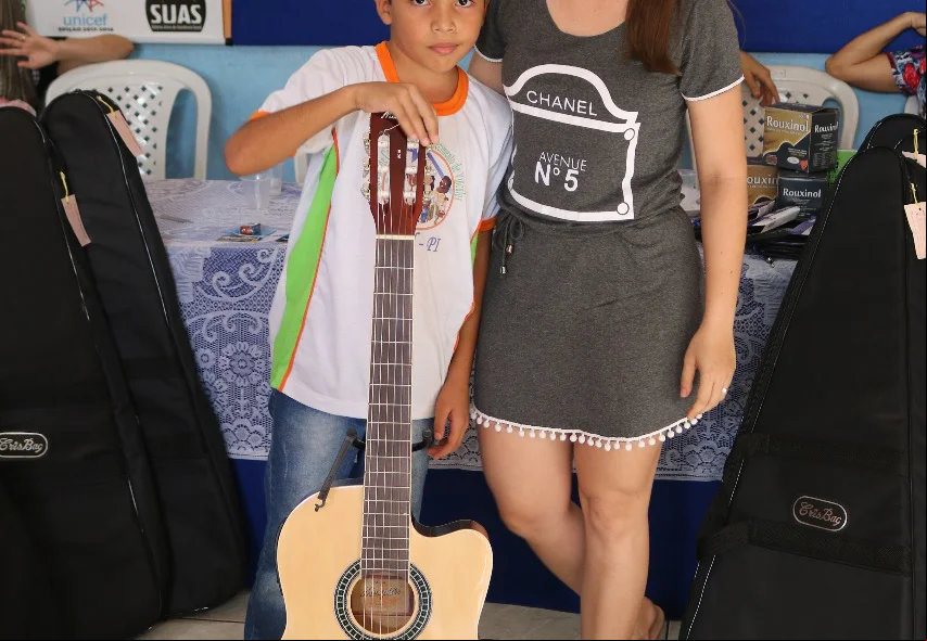 Alunos recebem instrumentos musicais para oficinas de músicas 