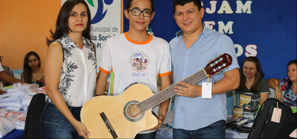 Alunos recebem instrumentos musicais