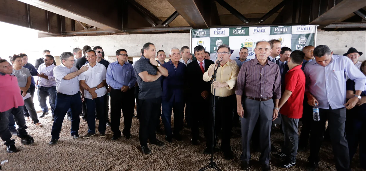 Solenidade no elevado da Miguel Rosa