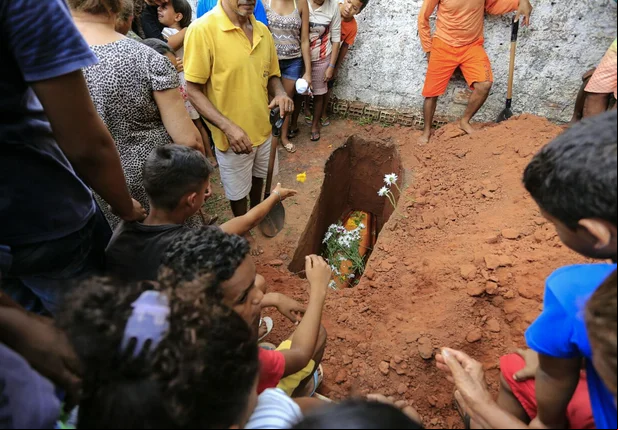 Sepultamento da criança de 9 anos morta por PM's