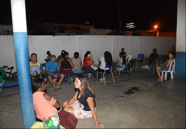 Pais am a noite em filas em busca de vagas em escolas