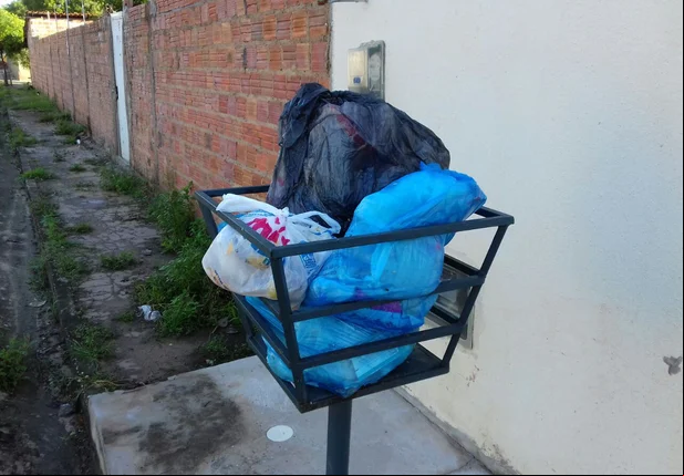 Moradores sem coleta de lixo no Parque Piauí em Timon