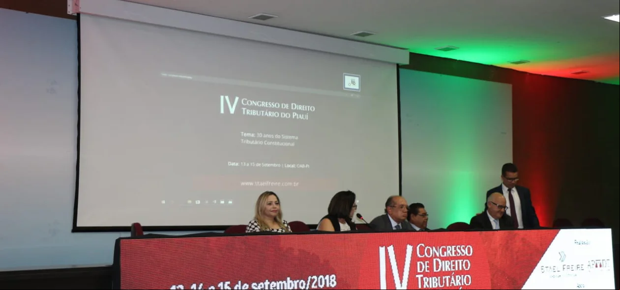 Ministro Gilmar Mendes recebe homenagem de membros do congresso 