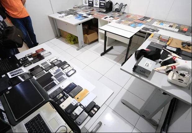 Polícia apreende 250 celulares durante Operação Rubro