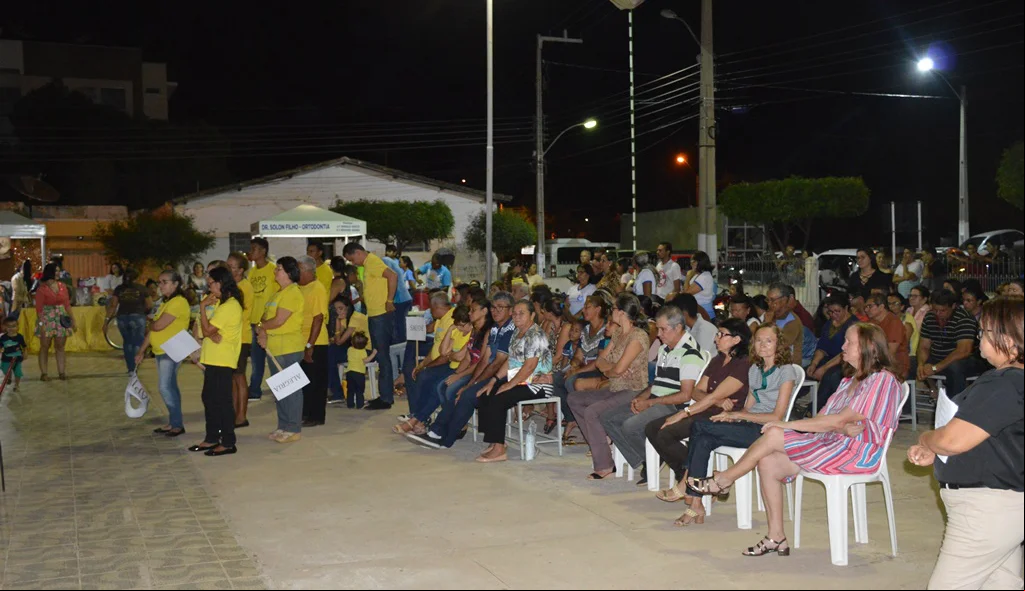 Devotos assistem a missa do lado de fora da Igreja