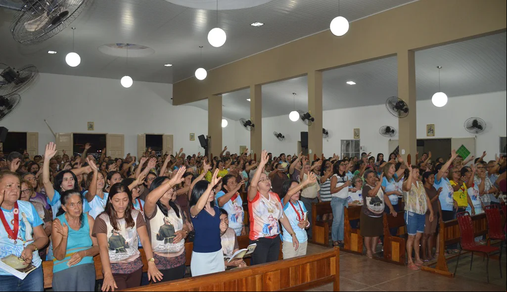 Fiéis participam da celebração