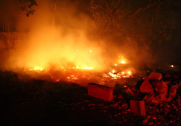 Fogo em terreno da Universidade Estadual do Piauí