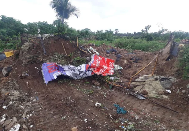 Prefeito Mão Santa manda derrubar placa de outdoor 