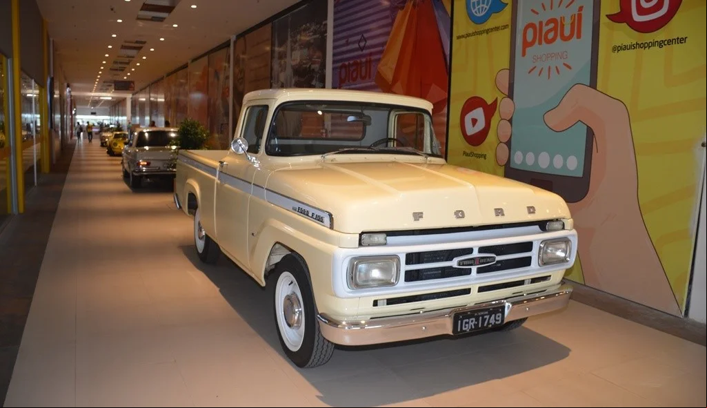 Carros expostos nas dependências do Piauí Shopping