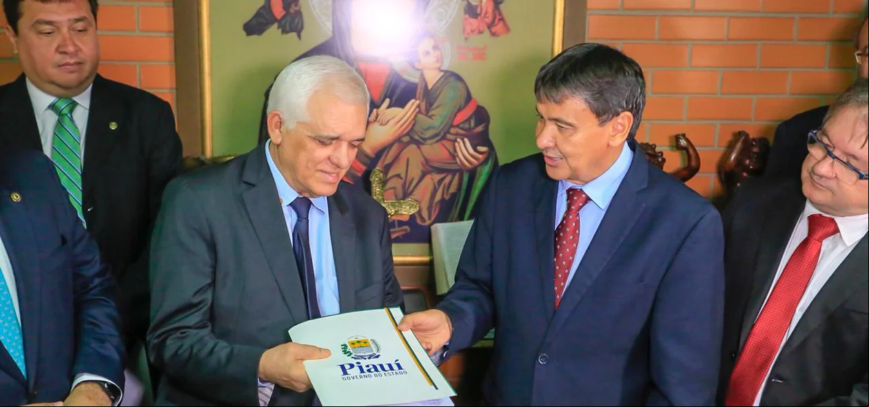 Wellington entrega texto da reforma a Themístocles Filho