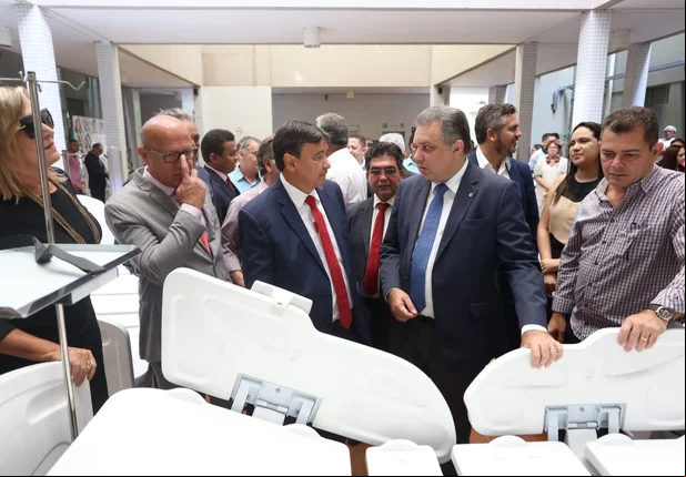 Wellington Dias entrega equipamentos ao HGV