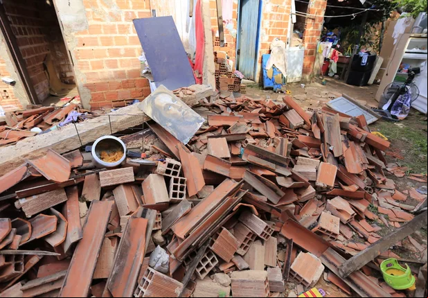 Família fica desabrigada após casa desabar em Teresina 