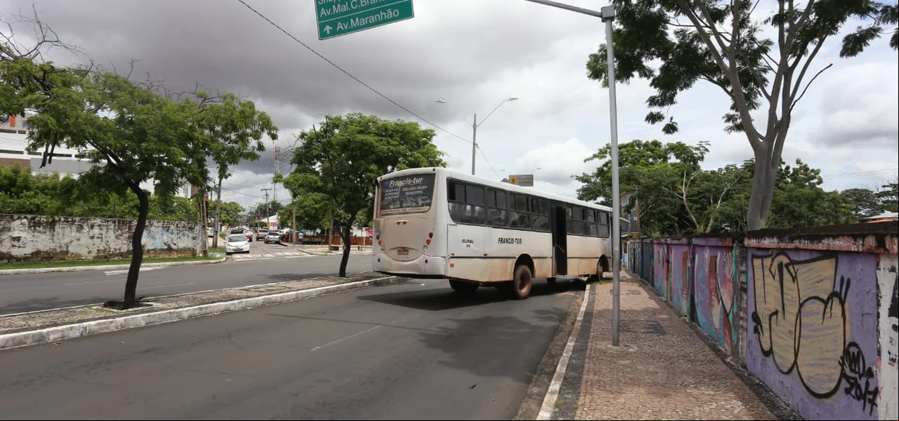 O motorista do ônibus perdeu o controle do veículo