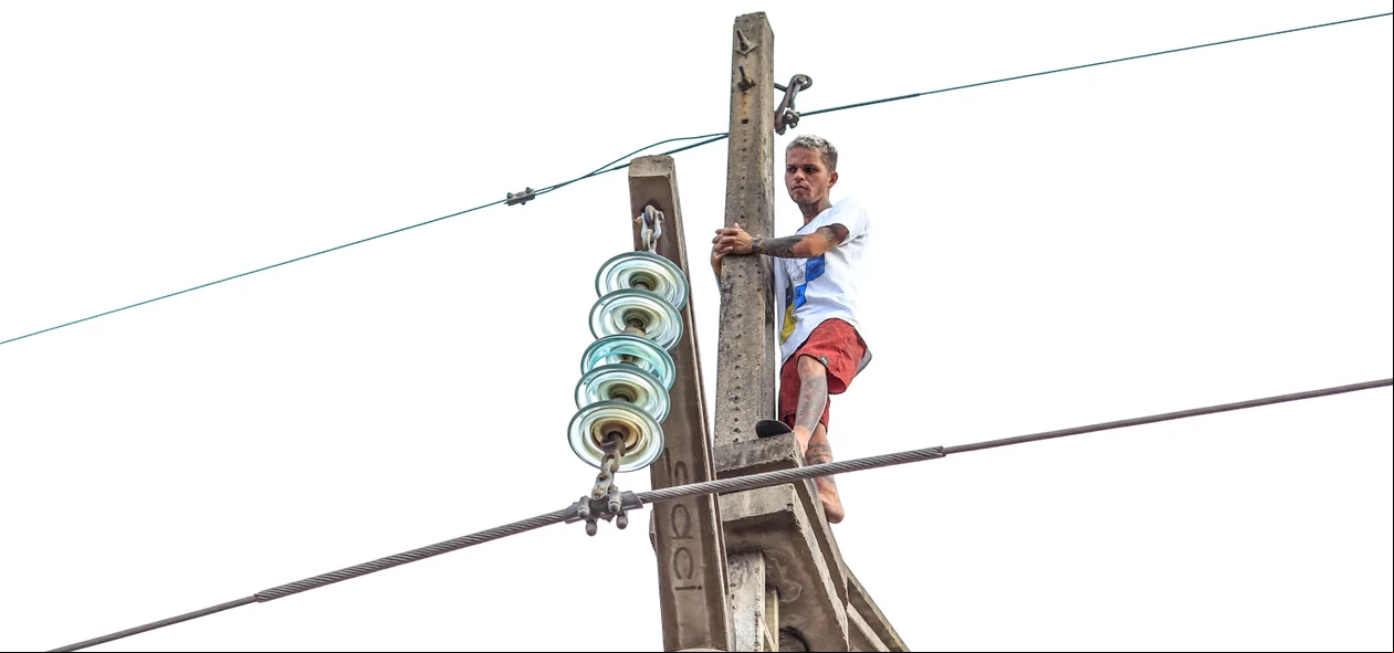 Homem em cima do poste