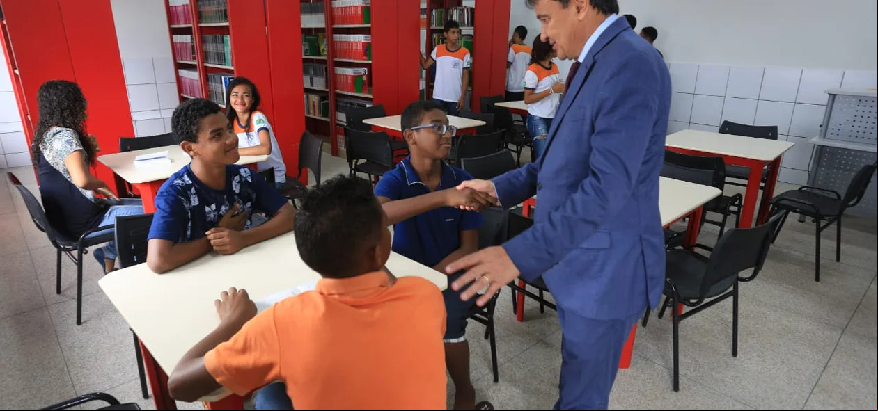 Wellington Dias cumprimenta estudantes