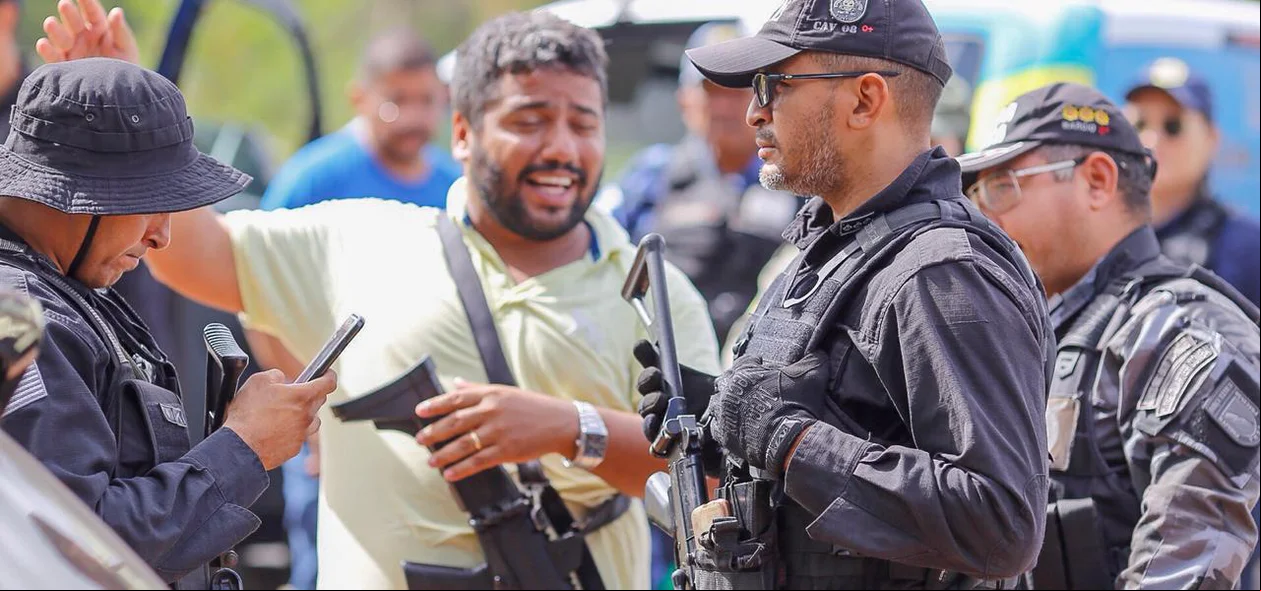 Policiais civis e militares durante operação