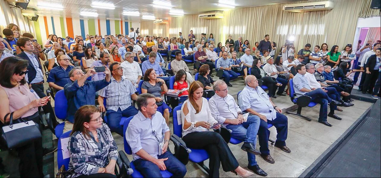 Público presente na solenidade de lançamento da programação do aniversário de Teresina
