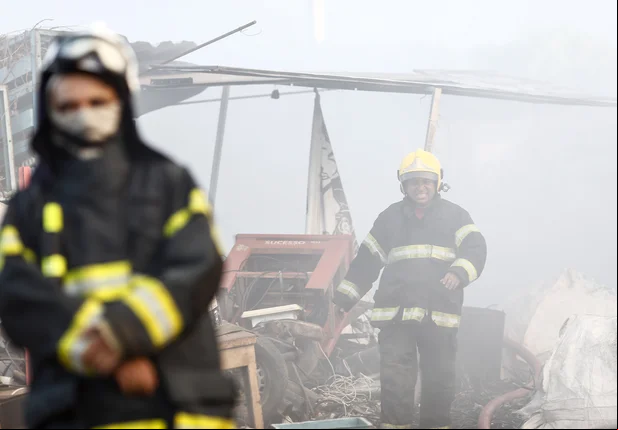 Incêndio em ferro velho na zona sul de Teresina Piauí 