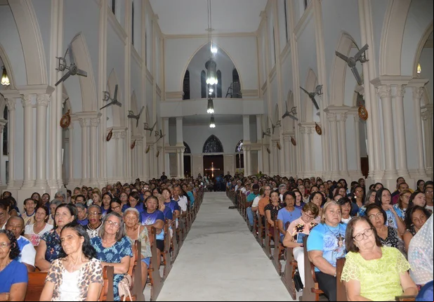 Fiéis lotam Catedral de Picos nos Festejos da Padroeira