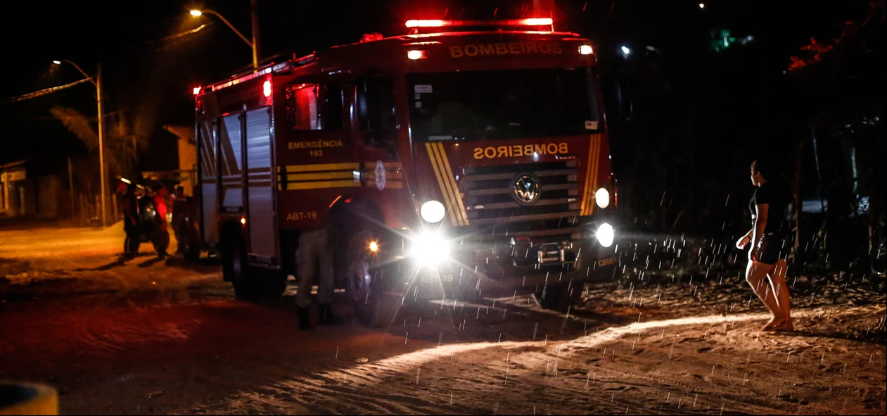 Corpo de Bombeiros no local 