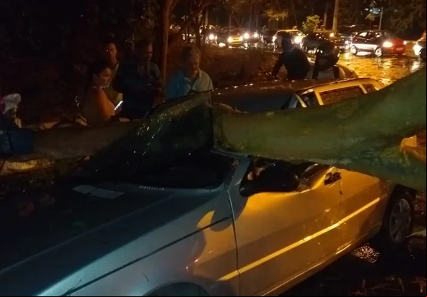 Chuva causa estragos em vários pontos de Teresina nesta sexta
