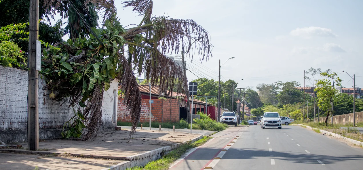 Fica localizado na avenida Celso Pinheiro 